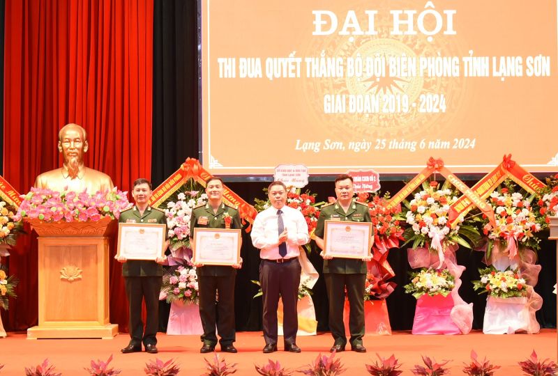 Phó Chủ tịch UBND tỉnh Lạng Sơn Đoàn Thanh Sơn trao bằng khen của Chủ tịch UBND tỉnh Lạng Sơn cho đại diện các tập thể