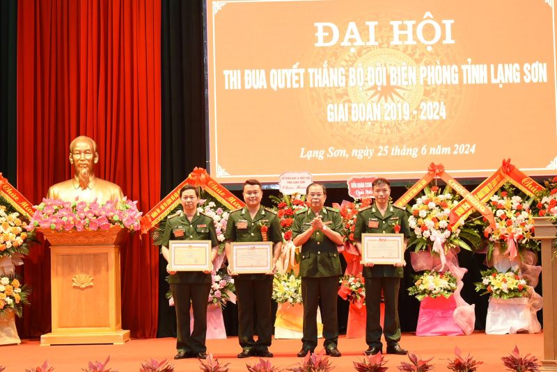 Thiếu tướng Phùng Quốc Tuấn, Phó Chính uỷ BĐBP Việt Nam trao danh hiệu Chiến sĩ thi đua toàn quân của Bộ Quốc phòng và Bằng khen của Bộ Tư lệnh Bộ đội Biên phòng cho tập thể, cá nhân
