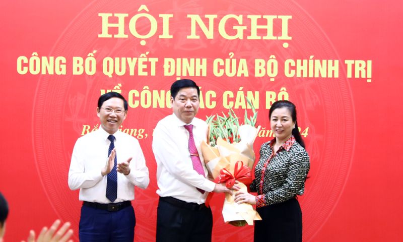 Các đồng chí: Lê Thị Thu Hồng và Lê Ánh Dương tặng hoa chúc mừng đồng chí Nguyễn Văn Gấu.