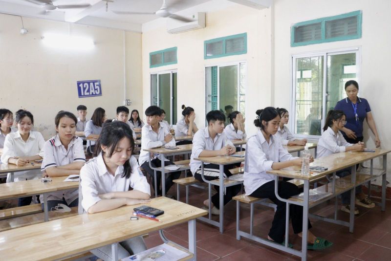 Các thí sinh tại điểm thi Trường THPT Hùng Vương (huyện Vũ Thư) chuẩn bị bước vào thi môn Toán, chiều ngày 27/6.