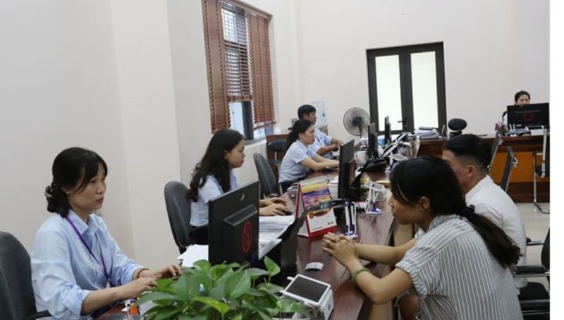 Công dân nộp hồ sơ cấp phiếu LLTP tại Trung tâm Hành chính công tỉnh.
