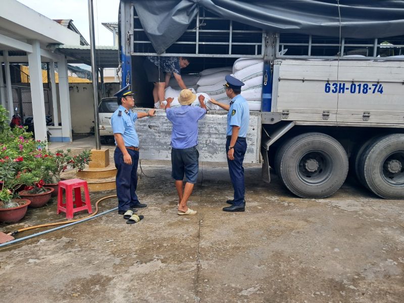 Tạm giữ 16 tấn đường cát không có hóa đơn chứng từ