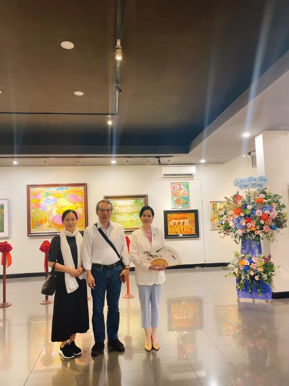 Hoạ sỹ Nguyễn Thị Kim Đức chụp ảnh c&ugrave;ng Gi&aacute;o sư Dam Won Kim Chang Bae v&agrave; phu nh&acirc;n.