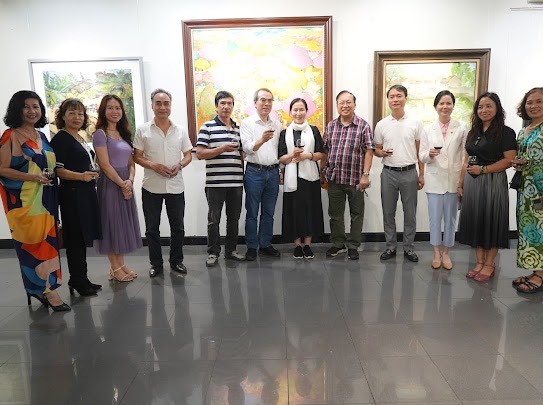 C&aacute;c kh&aacute;ch mời chụp ảnh lưu niệm c&ugrave;ng c&aacute;c hoạ sỹ