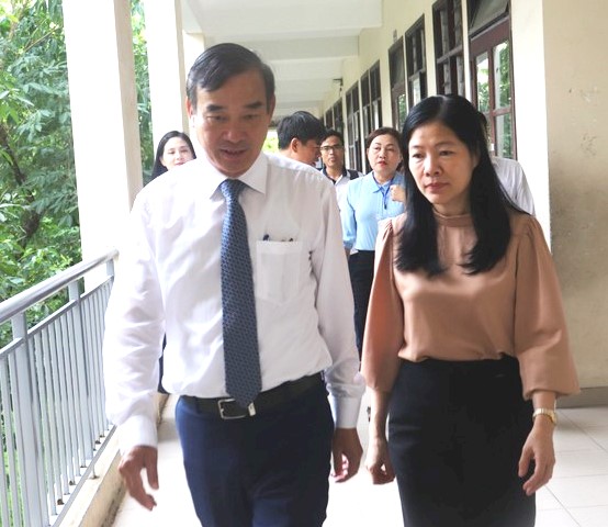 Ông Lê Trung Chinh kiểm tra điểm thi Trường THCS - THPT Nguyễn Khuyến.