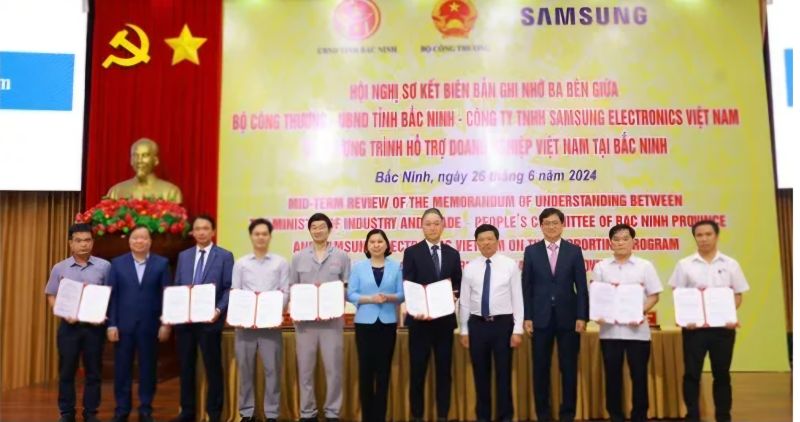 Bộ Công Thương, Samsung và các doanh nghiệp ký kết thỏa thuận hỗ trợ tư vấn cho các doạn nghiệp tại Bắc Ninh tham gia dự án phát triển nhà máy thông minh năm 2024.