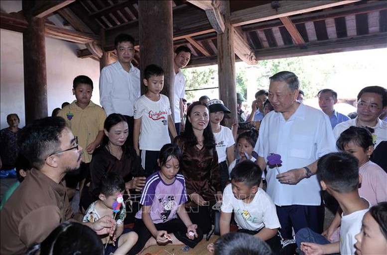 Chủ tịch nước cùng các cháu thiếu nhi trải nghiệm làm tò he truyền thống tại đình Mông Phụ - Ảnh: TTXVN