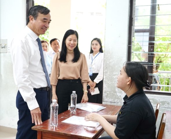 Ông Lê Trung Chinh, Chủ tịch UBND TP Đà Nẵng thăm hỏi, động viên thí sinh dự thi tại điểm thi Trường THCS - THPT Nguyễn Khuyến.