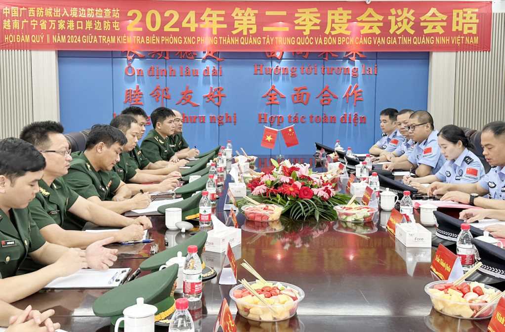 Đồn Biên phòng Cửa khẩu cảng Vạn Gia hội đàm với Trạm kiểm tra Biên phòng xuất, nhập cảnh Phòng Thành