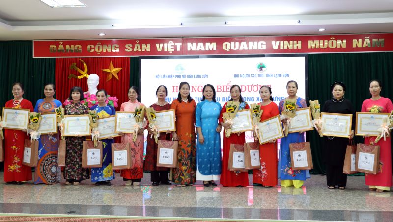 Lãnh đạo Hội liên hiệp Phụ nữ tỉnh Lạng Sơn trao bằng khen cho các phụ nữ tiêu biểu có thành tích xuất sắc tại chương trình