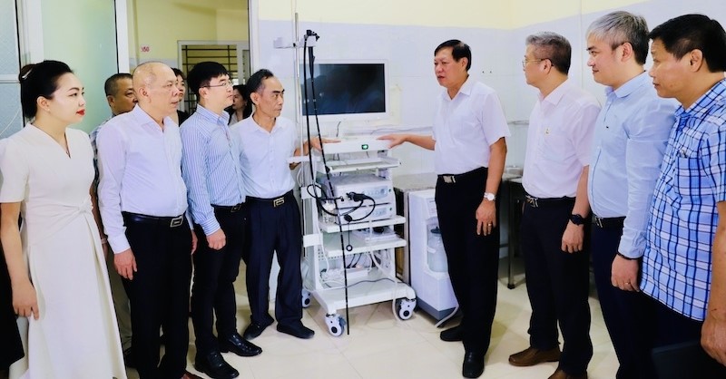 Đoàn công tác của Bộ Y tế bàn giao Hệ thống nội soi dạ dày, thực quản và đại tràng cho Bệnh viện Đa khoa huyện Thọ Xuân.