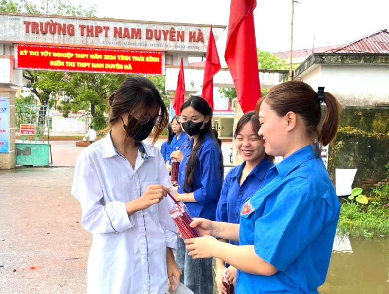 Thí sinh Thái Bình được đội ngũ sinh viên tình nguyện tặng quà, động viên trước khi bước vào môn thi.