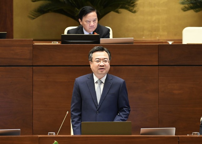 Bộ trưởng Xây dựng Nguyễn Thanh Nghị báo cáo tiếp thu tại phiên họp. Ảnh: Như Ý.