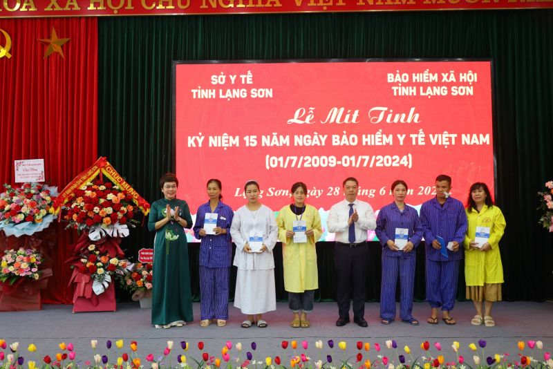 Phó Chủ tịch UBND tỉnh Lạng Sơn Đoàn Thanh Sơn cùng lãnh đạo Bảo hiểm xã hội tỉnh Lạng Sơn trao tặng thẻ bảo hiểm y tế cho các bệnh nhân có hoàn cảnh đặc biệt khó khăn