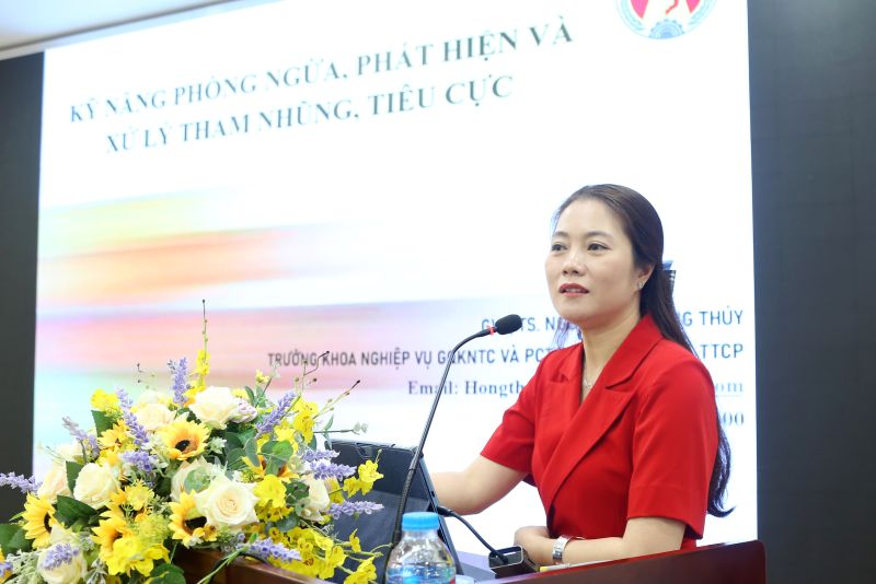 Tiến sĩ Nguyễn Thị Hồng Thúy – Giảng viên chính, Trưởng khoa Khoa Nghiệp vụ II, Trường Cán bộ Thanh tra trao đổi tại Lớp tập huấn.