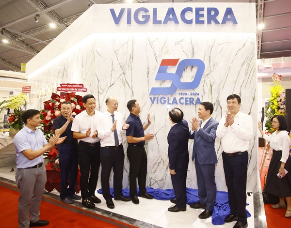 Lãnh đạo Bộ Xây dựng cùng các đại biểu chứng kiến hình ảnh “ Hành trình lịch sử 50 năm của Viglacera” tại Triển lãm