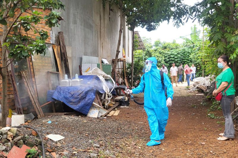 Cán bộ y tế phun hóa chất diệt muỗi tại nhà người dân trên địa bàn phường Thành Nhất, TP. Buôn Ma Thuột. (Ảnh: Đình Thi)