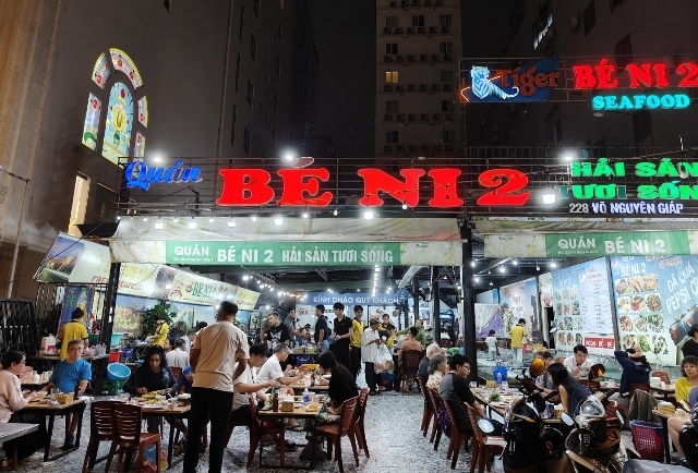 Đà Nẵng nổi tiếng với những nhà hàng hải sản bình dân luôn tấp nập du khách. Nguồn: Quang Bé Ni
