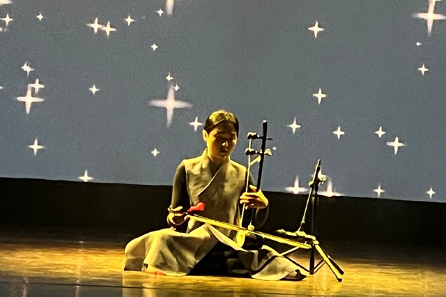 Nghệ sĩ Kim Soo Jin biểu diễn bằng đàn nhị Haegeum