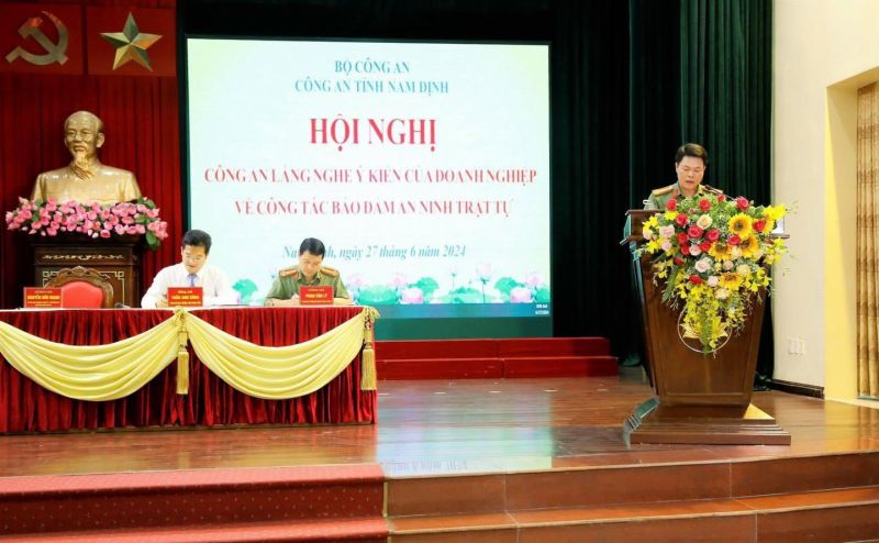 Đại tá Nguyễn Hữu Mạnh, Giám đốc Công an tỉnh Nam Định phát biểu tại Hội nghị. Ảnh: Công an tỉnh Nam Định