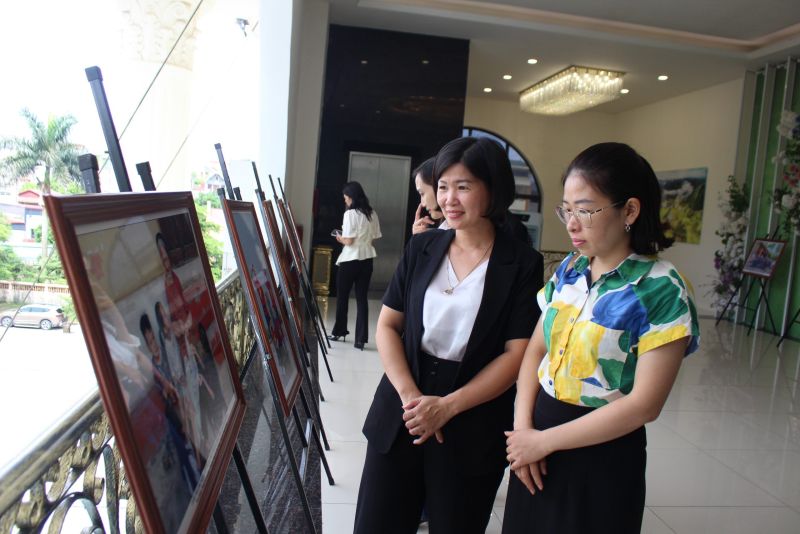 Các đại biểu tham quan gian trưng bày các tác phẩm đạt giải cuộc thi ảnh 