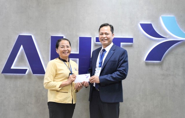 Lãnh đạo Công ty Cổ phần Đầu tư khai thác Nhà ga quốc tế Đà Nẵng khen thưởng bà Trần Thị Hường.