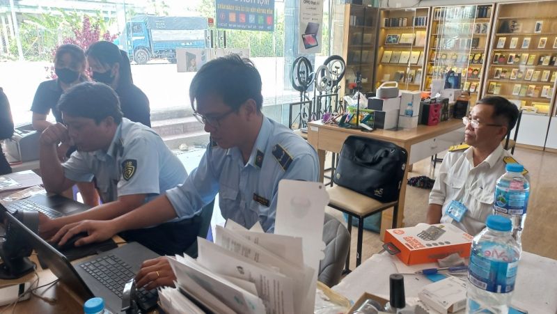 Phát hiện cơ sở kinh doanh điện thoại di động nhập lậu qua nền tảng thương mại điện tử