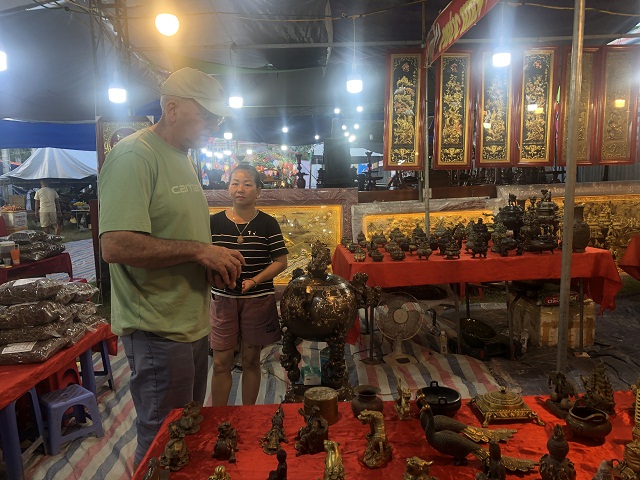 Du khách nước ngoài tham quan gian hàng đồ đồng tại Hội chợ. Ảnh: V.H