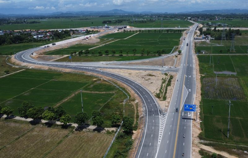 Nút giao giữa cao tốc với QL8A (điểm cuối của dự án cao tốc Diễn Châu - Bãi Vọt) đã hoàn thiện những hạng mục cuối cùng để sẵn sàng cho kế hoạch thông xe.