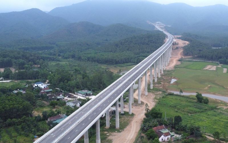 Cao tốc Bắc - Nam đoạn Diễn Châu - Bãi Vọt chính thức thông toàn tuyến và đưa vào khai thác từ ngày 30/6.