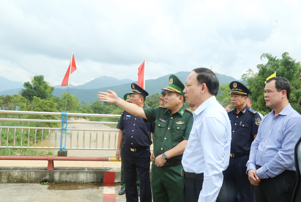 í thư Tỉnh ủy Quảng Ninh nghe các lực lượng chức năng báo cáo về hoạt động xuất nhập khẩu, xuất nhập cảnh qua cửa khẩu Hoành Mô.