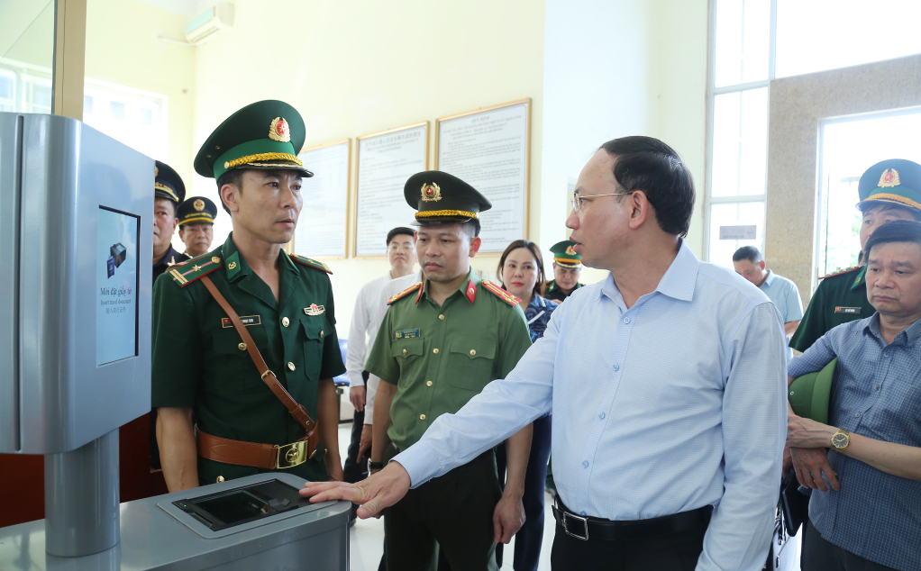 Bí thư Tỉnh ủy Quảng Ninh kiểm tra cơ sở vật chất tại cửa khẩu Hoành Mô.