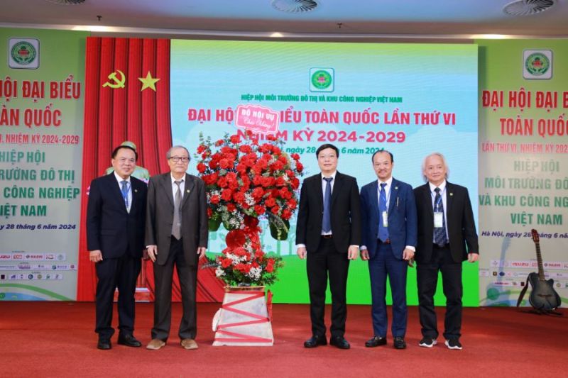 Ông Trương Hải Long, Thứ trưởng Bộ Nội vụ đến dự và tặng hoa chúc mừng Đại hội đại biểu toàn quốc Hiệp hội Môi trường và Khu công nghiệp Việt Nam lần thứ VI, nhiệm kỳ 2024-2029