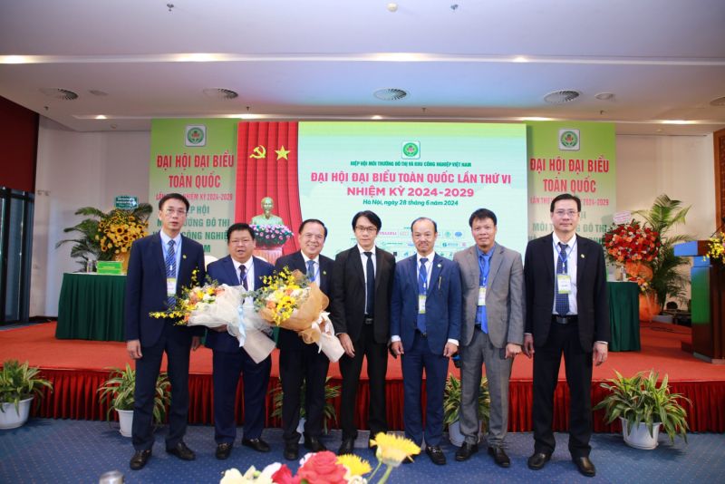 Chủ tịch Hiệp hội tái chế Việt Nam Trần Việt Anh chúc mừng tập thể lãnh đạo Hiệp hội Môi trường đô thị và Khu công nghiệp Việt Nam khoá VI, nhiệm kỳ 2024- 2029