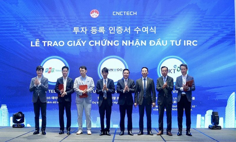 Phó Chủ tịch phụ trách UBND tỉnh Vũ Việt Văn trao giấy chứng nhận đầu tư cho các doanh nghiệp đầu tư vào tỉnh.