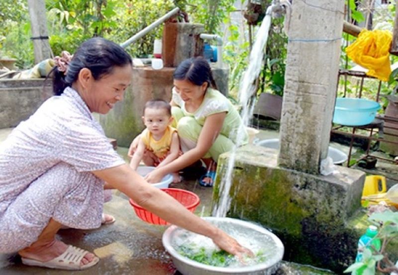 Người dân vui mừng khi nhận nguồn nước sạch về tận gia đình.