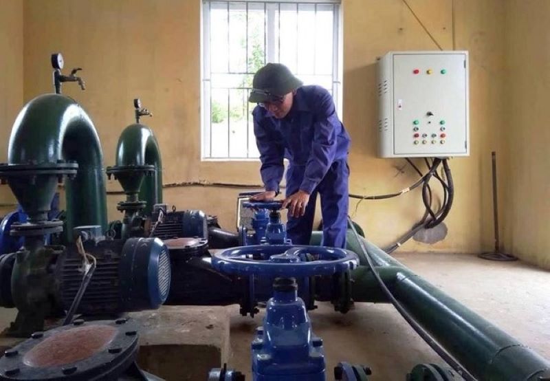 Công nhân Nhà máy nước Bắc Thạch Hà vận hành thiết bị, đảm bảo cấp nước cho người dân.