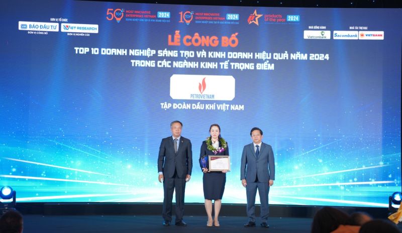 Bà Vũ Thị Thu Hương - Phó Trưởng Ban Truyền thông và Văn hóa doanh nghiệp, đại diện Petrovietnam nhận vinh danh