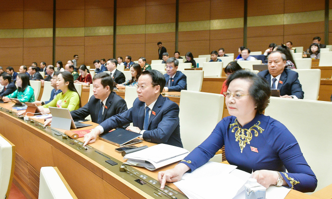 Bộ trưởng Nội vụ Phạm Thị Thanh Trà (bìa phải) và các đại biểu bấm nút biểu quyết ở Quốc hội sáng 29/6. Ảnh: Media Quốc hội.