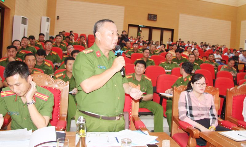 Thượng tá Nguyễn Văn Viện, Trưởng phòng Cảnh sát PCCC và CNCH trả lời câu hỏi của DN.