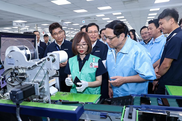 Thủ tướng Phạm Minh Chính thăm dây chuyền sản xuất thiết bị điện tử của Công ty TNHH Samsung Electronics Việt Nam tháng 7/2023 - Ảnh VGP/Nhật Bắc