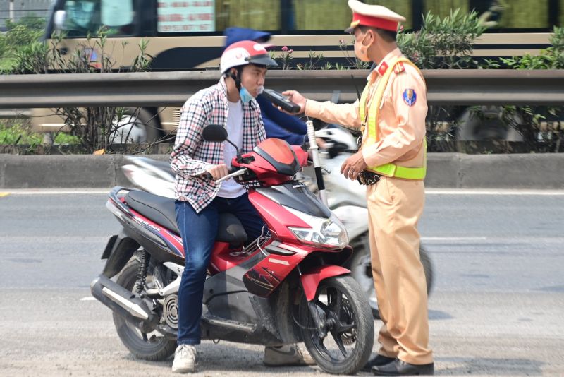 Kiểm tra nồng độ cồn người tham gia giao thông