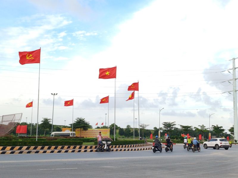 Ngã tư phường Hoàng Diệu, thành phố Thái Bình rực rỡ cờ Đảng, cờ Tổ quốc, hồng kỳ.