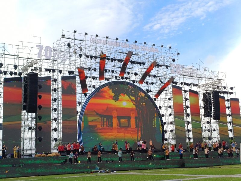 Các nhóm múa, hát đang tập luyện tổng duyệt để sẵn sàng cho Lễ kỷ niệm Chào mừng 70 năm ngày giải phóng thị xã, 20 năm xây dựng và phát triển thành phố Thái Bình diễn ra vào tối ngày 30/6