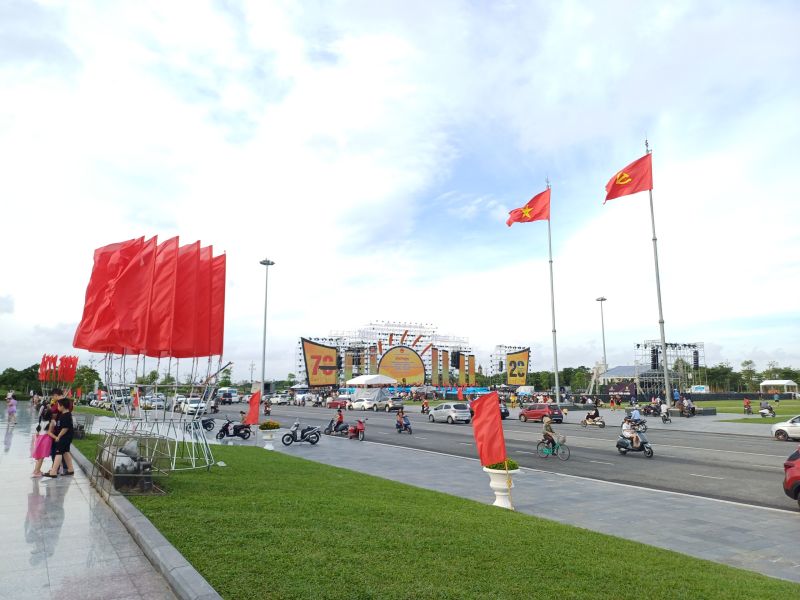Từ Tượng đài Bác Hồ với nông dân nhìn ra phía trước là khu vực sân cỏ với nhiều ô cỏ đều nhau, là nơi đặt sân khấu lớn và hoành tráng của sự kiện Lễ kỷ niệm 70 năm ngày giải phóng thị xã, 20 năm xây dựng và phát triển thành phố Thái Bình.