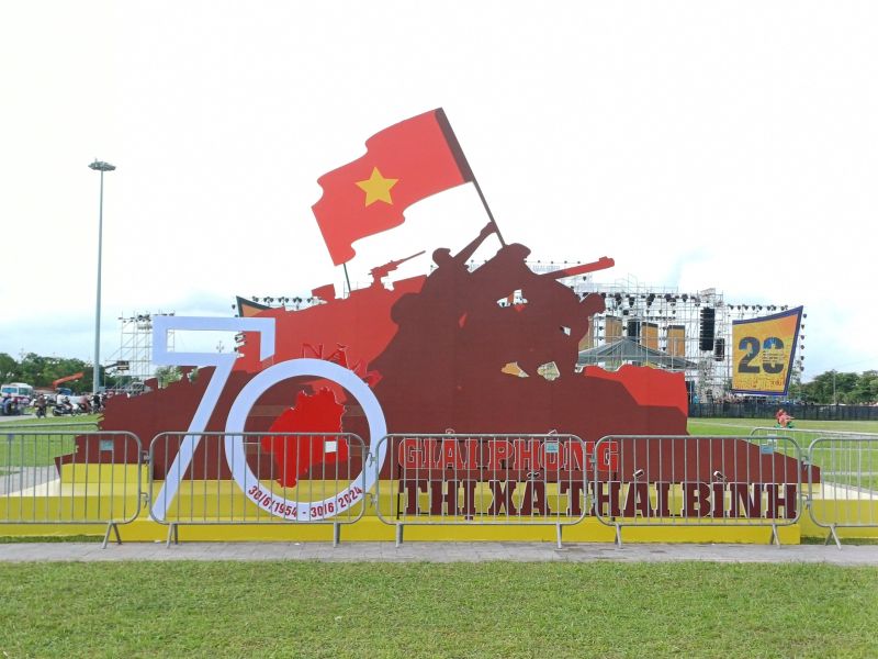 Tuyên truyền trực quan tại khu vực sân cở Quảng trường Thái Bình Chào mừng 70 năm Ngày giải phóng Thị xã Thái Bình.