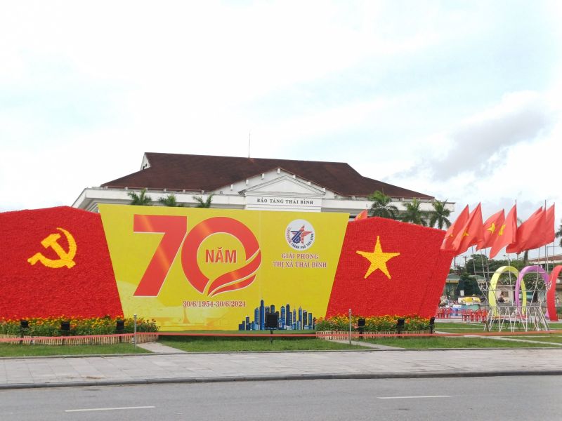 Tuyên truyền trực quan nổi bật rực rỡ Chào mừng 70 năm ngày giải phóng thị xã, 20 năm xây dựng và phát triển thành phố Thái Bình, được đặt tại Quảng trường 14-10