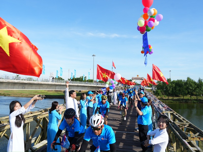 Diễu hành qua cầu Hiền Lương