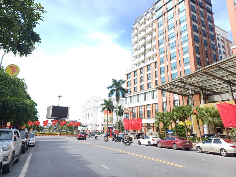 Ngay tại Ngã tư Trung tâm Thành phố Thái Bình nổi bật với Cờ Tổ quốc, hồng kỳ tung bay phấp phới.