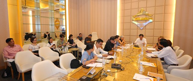 Thành phần Ban giám khảo gồm: Các nhạc sĩ, hoạ sĩ nổi tiếng, trưởng đại diện các cơ quan ngoại giao nước ngoài tại Việt Nam, và có sự tham vấn của đơn vị tư vấn - Công ty Global 2000.